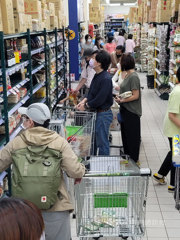 國內疫情持續升溫,多處量販超市12日湧現採購人潮,業者預計下班期間開始將進入高採買階段,麵條、泡麵、衛生紙等民生用品都是採買重點。中央社記者鄭清元攝 110年5月12日