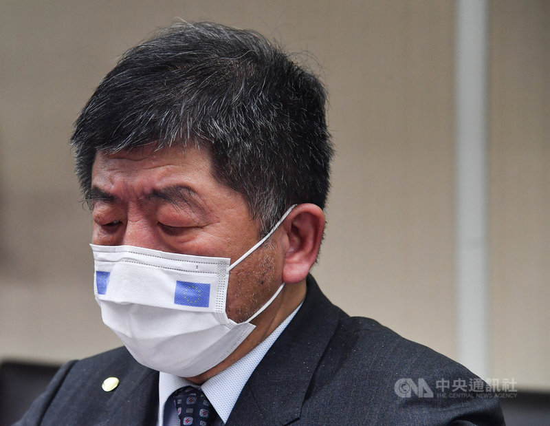 衛福部長陳時中12日赴立法院社會福利及衛生環境委員會進行專案報告並備詢,步入會議室時神色凝重。中央社記者鄭清元攝 110年5月12日