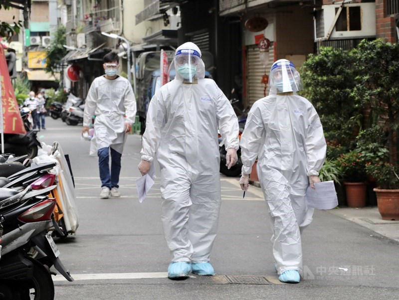 疫情升溫,萬華茶藝館群聚已6人確診,台北市環保局13日下午派員前往萬華地區列管172家茶藝館、飲酒店,逐戶加強消毒。中央社記者張皓安攝 110年5月13日