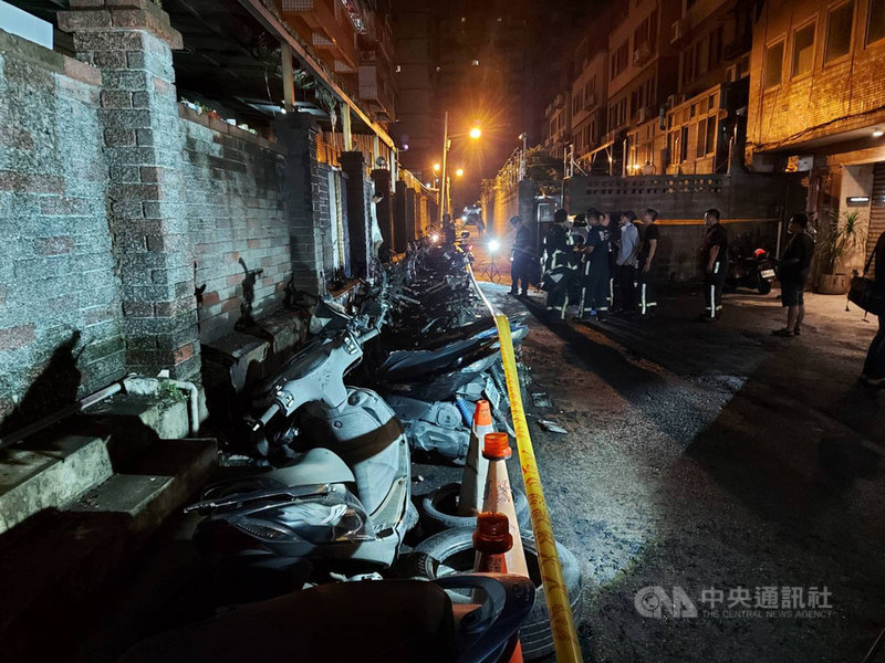 台中市西屯區一處住宅後方停車場,13日凌晨發生火警,共燒毀20輛汽機車,警方調閱周邊監視器,發現一名男子經過後便發生火警,不排除是縱火案。(台中市消防局提供)中央社記者蘇木春傳真 110年5月13日