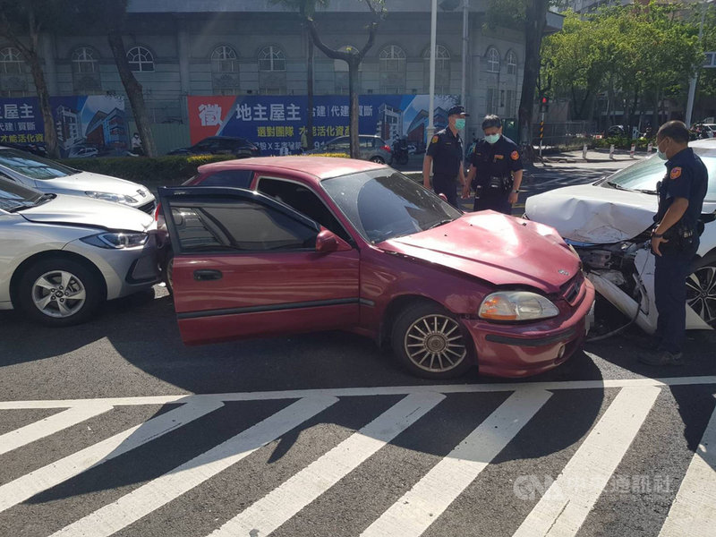 高雄13日上午發生一起酒駕拒檢肇事車禍,謝姓男子KTV夜唱後清晨返家途中因沒繫安全帶遭攔,他卻駕車加速逃逸2公里,最後在四維四路右轉中華四路時與一輛紅色轎車對撞,並波及另輛轎車,釀2傷。(高市交通警察大隊提供)中央社記者洪學廣傳真 110年5月13日