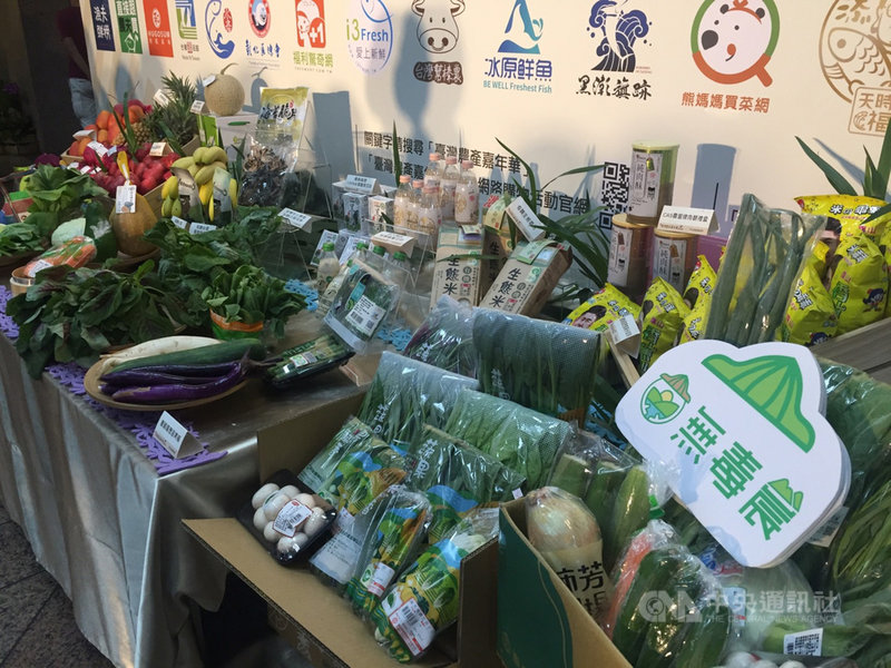 武漢肺炎(2019冠狀病毒疾病,COVID-19)疫情升溫,民眾傾向網購,與農委會國際處台灣農產嘉年華網購活動合作電商銷售的生鮮食材成長5成。中央社記者楊淑閔攝 110年5月13日