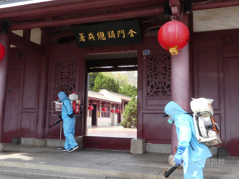 台灣本島疫情升溫,金門縣防疫消毒大隊13日總動員,全面強化公眾場域周邊消毒。縣府表示,金門目前尚無疫情發生,僅是預防性消毒作業,請民眾不要擔心。(金門縣政府提供)中央社記者黃慧敏提供 110年5月13日