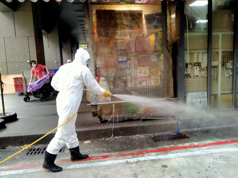受武漢肺炎確診者足跡影響,基隆市信義市場周邊13日再度大消毒,市府也宣布,信義市場即日起停業至23日凌晨0時。(讀者提供)中央社記者沈如峰基隆傳真 110年5月13日