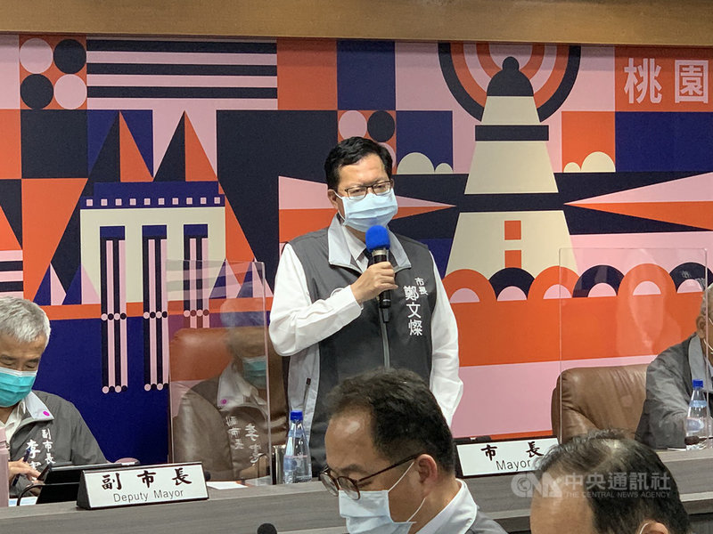 國內疫情升溫,桃園市長鄭文燦(中)13日主持防疫會議時表示,八大行業的部分會先增加稽查頻率,且必須符合中央規定,若疫情有所發展或變動,不排除全面停業。中央社記者葉臻攝 110年5月13日