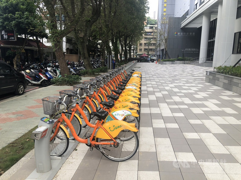 新北市政府交通局13日表示,因分區停電,部分公共自行車租借站受影響,還車民眾可直接將車輛進柱,暫時免刷卡,待恢復供電將自動結算,籲請拍照維護自身權益。(新北市交通局提供)中央社記者沈佩瑤傳真 110年5月13日