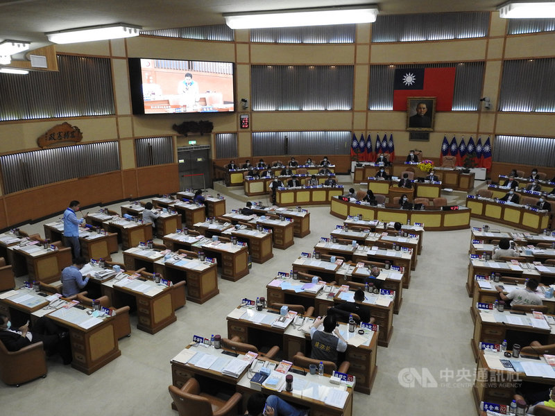 國內疫情升溫,新北市議會國民黨市議員13日連署提案,要求市府報請中央同意後,動支第2預備金對外採購武漢肺炎(新型冠狀病毒,COVID-19)疫苗,最後在民進黨團強烈反對下,大會未通過這項臨時動議。中央社記者王鴻國攝 110年5月13日