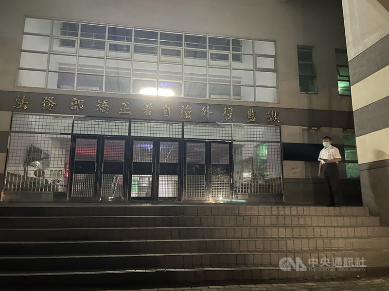 無黨籍立委傅崐萁炒作股票案判刑定讞,109年帶職入監服刑,在外役監收到保護命令後,13日晚間假釋出獄,刻意從側門離開,避開媒體,前來迎接的服務處主任陳文卿也撲空。中央社記者張祈攝 110年5月13日