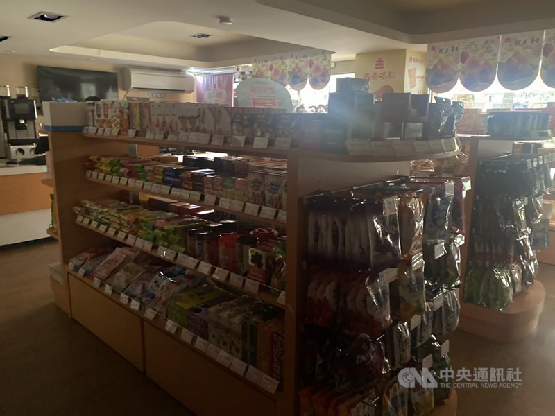 興達電廠部分機組跳機影響全台灣,各縣市13日下午傳出多處停電,台北市民生東路上一處義美門市也受影響跳電,店內顯得昏昏暗暗。中央社記者白芷達邦攝 110年5月13日