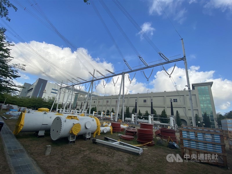 經濟部說明,由於高雄市路竹路北超高壓變電所匯流排故障,導致興達電廠無法輸出電力,2部燃煤及2燃氣機組跳機,影響約160萬瓩電力,台電目前緊急進行分區輪流限電,盼13日晚間能恢復供電。圖為路北超高壓變電所內部。中央社記者董俊志攝 110年5月13日
