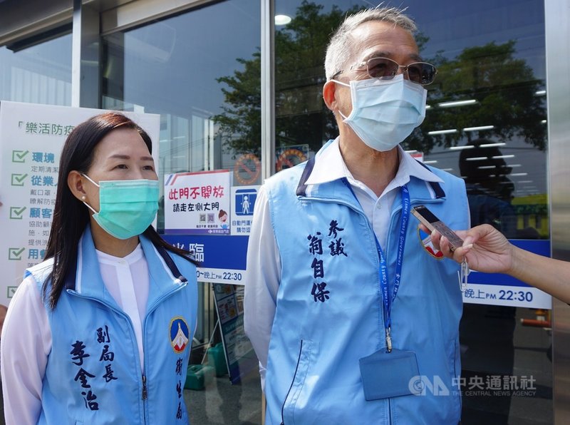金門縣衛生局副局長李金治(左)13日表示,2名匡列居家隔離者來金門旅遊,一度失聯,衛生局花費好大功夫才找到;衛生局現正簽辦公文中,將依傳染病防治法從重處罰2人各新台幣30萬元。中央社記者黃慧敏攝 110年5月13日