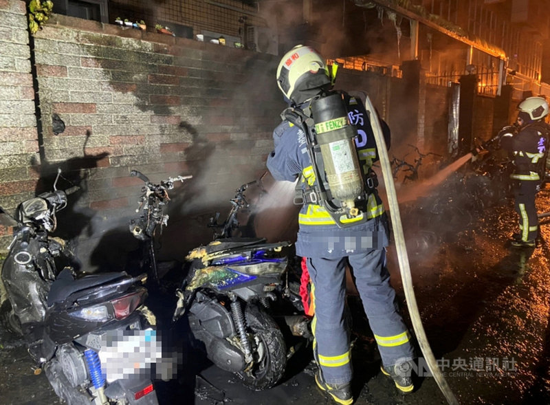 台中市西屯區一處住宅後方停車場,13日凌晨發生火警,共燒毀20輛汽機車,消防局獲報趕到現場撲滅火勢。(台中市消防局提供)中央社記者蘇木春傳真 110年5月13日