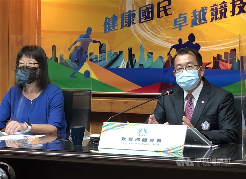 國內疫情持續升溫,110年全國大專校院運動會也受影響,體育署長張少熙(右)13日下午宣布,賽事確定將展延,已開始的比賽項目會持續進行,14日起才登場的項目全部延至9月舉行。中央社記者黃巧雯攝 110年5月13日
