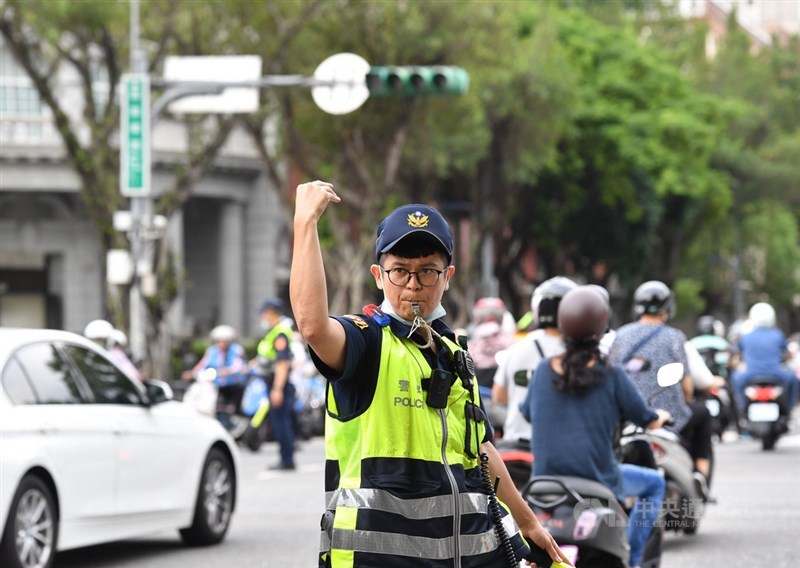高雄興達電廠13日發生部分機組跳機意外,警政署已立即成立應變指揮所,警方會加派員警和義交協助疏導指揮。圖為午後台北街頭部分路段交通號誌運作停擺,交通警察出動指揮。中央社記者王飛華攝 110年5月13日
