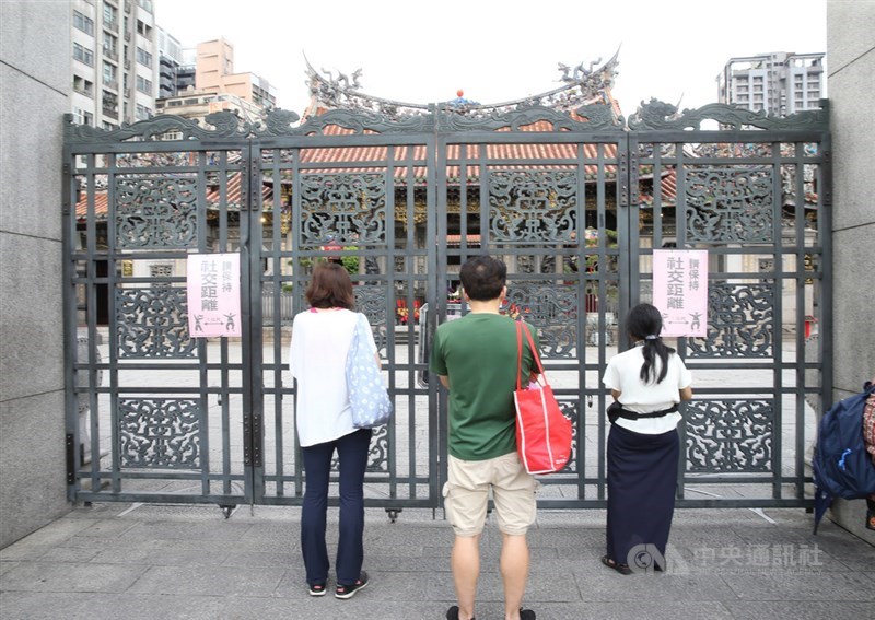 國內疫情升溫,中央流行疫情指揮中心12日宣布2例武漢肺炎確診本土個案在台北萬華工作,環保局12日下午在萬華地區大消毒,熱門景點龍山寺也列入消毒區域,廟方在消毒作業後淨空所有參拜民眾並閉門。中央社記者郭日曉攝 110年5月12日