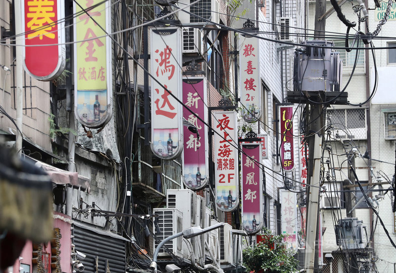 台北市政府13日指出,本土疫情持續擴散,萬華茶藝館相關確診人數達7例,針對萬華警分局列管172家清茶館、飲酒店要求即起全面停業3天,待完成消毒與疫調工作後再通知是否能復業。中央社記者張皓安攝 110年5月13日
