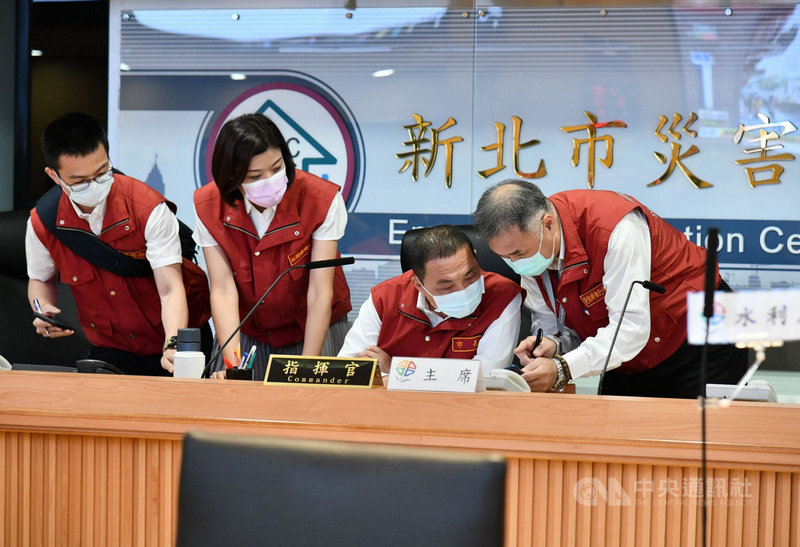 高雄興達電廠跳機導致全台供電受影響,下午各地紛傳停電。新北市長侯友宜(右2)13日下午獲報後,隨即坐鎮災害應變指揮中心,要求確保民生用電、用水要最大程度不受影響。(新北市新聞局提供)中央社記者黃旭昇新北市傳真 110年5月13日