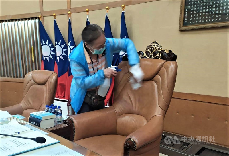 國內疫情升溫,使得經常在地方跑攤的議員格外緊張,新北市議會13日特別加強場內外的消毒,以落實防疫。(新北市議會提供)中央社記者王鴻國傳真 110年5月13日