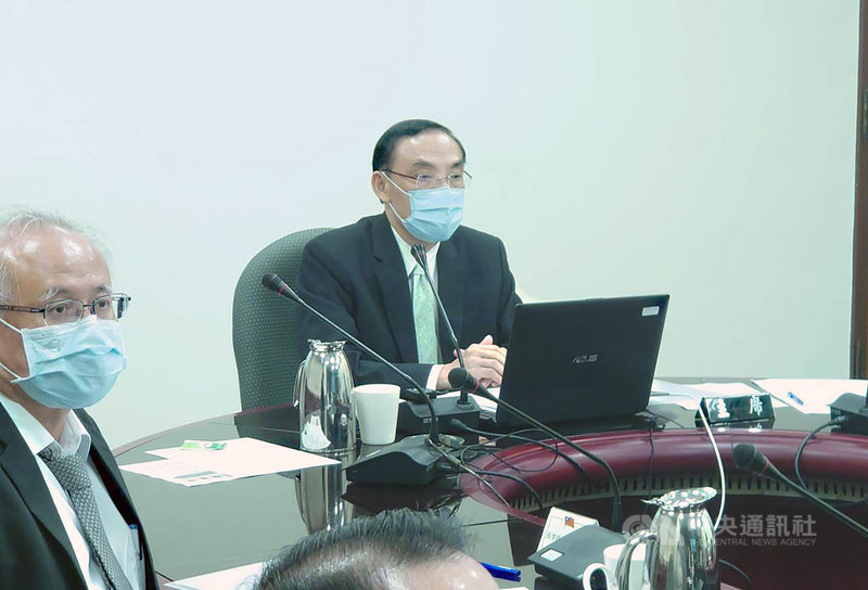 法務部長蔡清祥(中)13日下午召集檢察、調查、廉政、矯正、行政執行5大系統及司法官學院、法醫研究所等機關首長舉行視訊會議,要求落實「加強圍堵,迅速通報,嚴密隔離」原則、做好各項防疫物資整備、貫徹各項防疫標準處理流程嚴格到位、主動盤點及執行所轄業務執掌。(法務部提供)中央社記者蕭博文傳真 110年5月13日