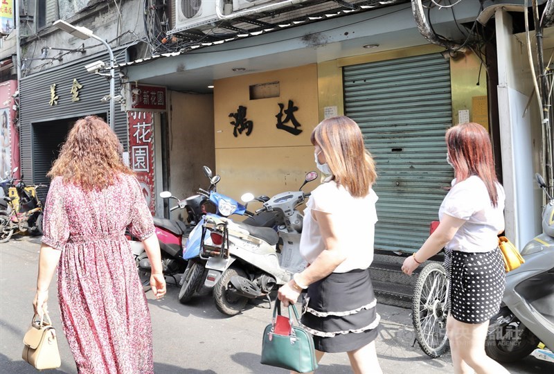 台北市12日下午舉行防疫記者會,副市長黃珊珊表示,接到指揮中心通報萬華「鴻達茶藝館」(圖)等2處茶室員工確診後,已啟動全區消毒。中央社記者張皓安攝 110年5月12日