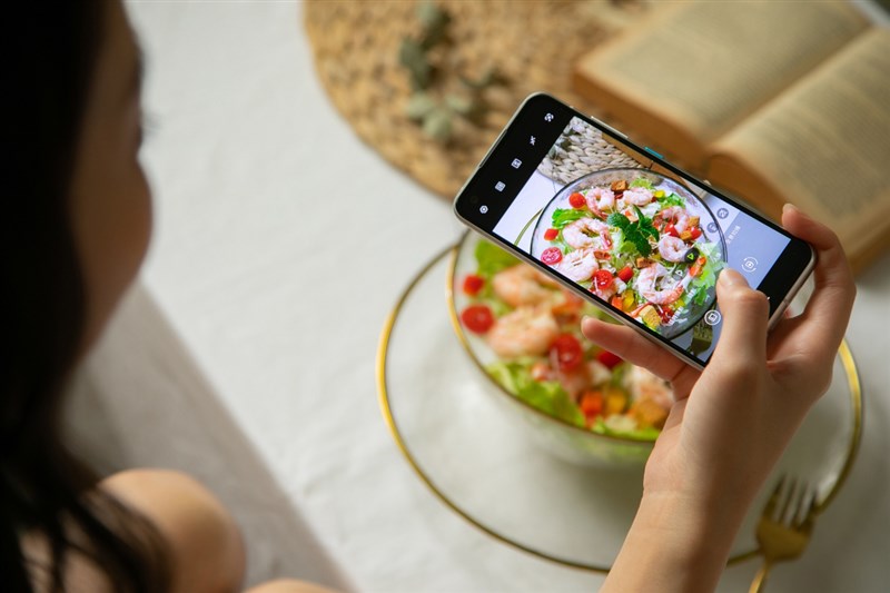 電腦品牌廠華碩13日發表5G智慧型手機Zenfone 8,搭載5.9吋120Hz AMOLED全螢幕,以及結合6400萬畫素與1200萬畫素超廣角的雙鏡頭相機。(華碩提供)中央社記者吳家豪傳真 110年5月13日