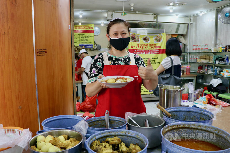 印尼穆斯林開齋節必吃的印尼粽Ketupat在伊斯蘭教傳進爪哇島前就存在。圖為雅加達一間專賣印尼粽的餐廳,開齋節前一天(12日)有很多民眾上門購買。中央社記者石秀娟雅加達攝 110年5月13日