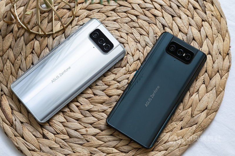 電腦品牌廠華碩13日推出配備翻轉3鏡頭相機的Zenfone 8 Flip,結合6400萬畫素廣角主鏡頭、超廣角鏡頭和望遠鏡頭,並新增螢幕下指紋辨識功能。(華碩提供)中央社記者吳家豪傳真 110年5月13日