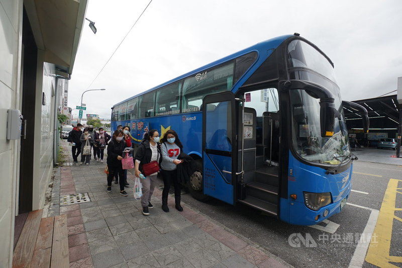 花蓮縣政府試辦返鄉專車客運,因搭乘率太低,決定停辦,未來若有需求會再重啟。圖為清明連假民眾搭乘客運北返。中央社記者張祈攝 110年5月13日