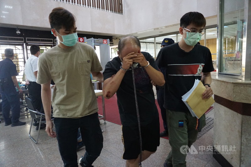 45歲越南籍黎姓女子在台北市中山區租屋處遭殺害,警方循線逮捕涉案的外送員36歲潘姓男子(前中),移送北檢偵辦。檢察官13日訊後認定潘男涉犯殺人罪犯嫌重大,向法院聲押。中央社記者林長順攝 110年5月13日