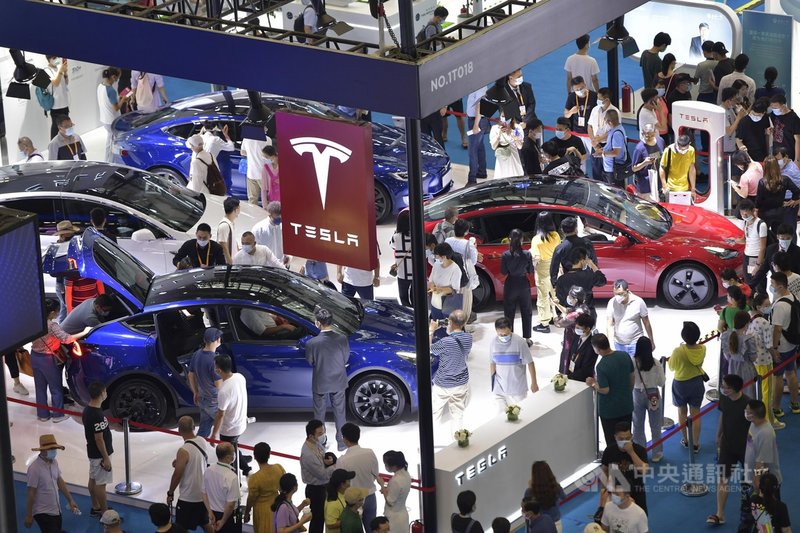 中國國家網信辦12日提出行車數據資安管理規定,並對外徵求意見。電動車龍頭特斯拉在第一時間表示支持,並呼籲各界積極提供建言。圖為6日至10日舉行的首屆中國國際消費品博覽會上,特斯拉的參展攤位。(中新社提供)中央社 110年5月13日