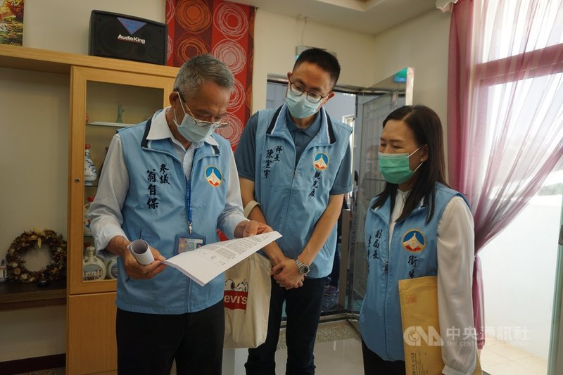 鑑於部分民宿業者未能落實旅客實名制,金門縣政府團隊13日突擊民宿,要求業者必須確實對每名旅客進行實名登記,並要求確實消毒清潔所有房間設施。中央社記者黃慧敏攝 110年5月13日