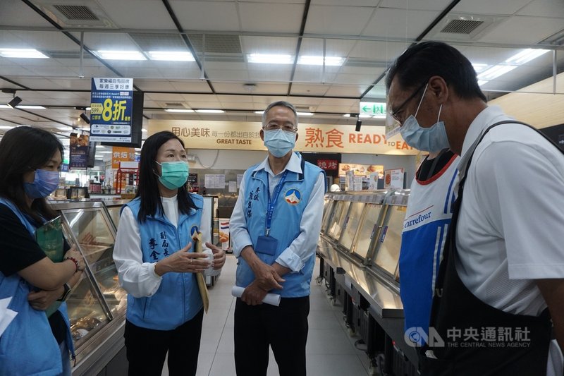 武漢肺炎疫情升溫,台灣本島出現多起本土及感染源不明個案,金門縣政府參議翁自保(右2)、衛生局副局長李金治(左2)13日帶隊到賣場稽查防疫措施。中央社記者黃慧敏攝 110年5月13日