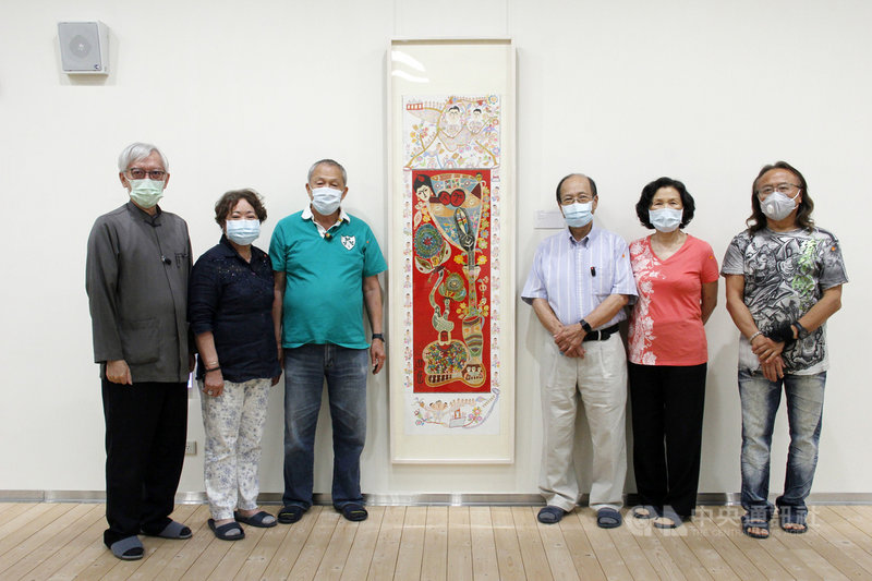 國美館館長梁永斐(左)與順天藏品捐贈人許純貞(左2)伉儷、許照信(右3)伉儷及順天美術館館長陳飛龍(右),於畫家洪通修復後的作品「仙女招親」前合影。(國美館提供)中央社記者陳秉弘傳真 110年5月13日