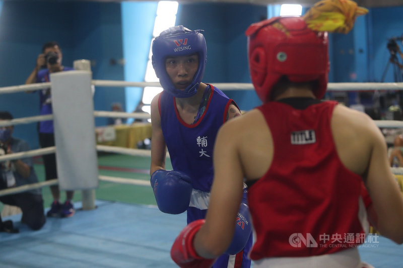 110全國大專校院運動會公開女生組拳擊第2量級決賽13 日登場,台灣拳擊好手黃筱雯(藍衣)代表輔仁大學出賽,順利擊敗對手摘金。中央社記者吳家昇攝 110年5月13日