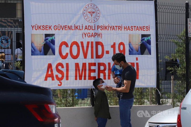 帶著小孩的土耳其民眾13日開齋節依預約時程,赴安卡拉巿醫院(Ankara City Hospital)外等候施打俗稱武漢肺炎的2019冠狀病毒疾病(COVID-19)疫苗。中央社記者何宏儒安卡拉攝 110年5月13日