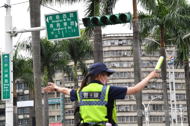 台電13日下午緊急宣布,因興達電廠發生事故全廠停機,目前系統供電能力不足,下午3時起開始執行緊急分區輪流停電。台北街頭部分交通號誌也受停電影響失靈,員警出動指揮交通。中央社記者王飛華攝 110年5月13日