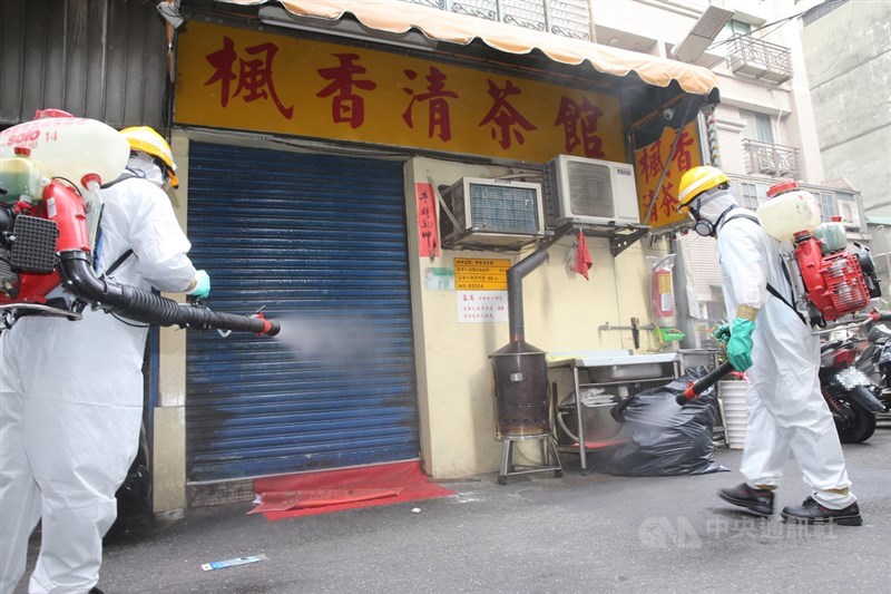 有2名確診個案分別在台北市萬華區「鴻達茶藝館」及「楓香清茶館」(圖)工作,指揮官陳時中13日證實茶藝館染疫個案和新北市蘆洲區獅子會群聚案間有「人跟人的連結」,可能為同一群聚案。圖為環保局人員午後全副武裝到茶藝館周邊進行噴消作業。(中央社檔案照片)
