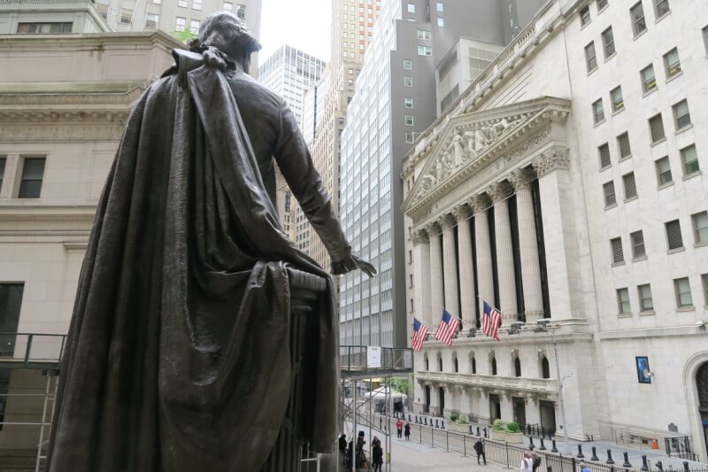 華爾街主要指數13日開盤重挫，道瓊指數大跌超過720點。圖為紐約證券交易所。（中央社檔案照片）