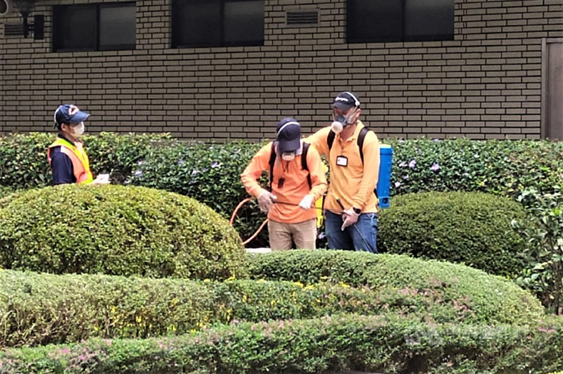 國內疫情升溫,使得經常在地方跑攤的議員格外緊張,新北市議會為落實防疫,13日也進行全區大消毒。(新北市議會提供)中央社記者王鴻國傳真 110年5月13日