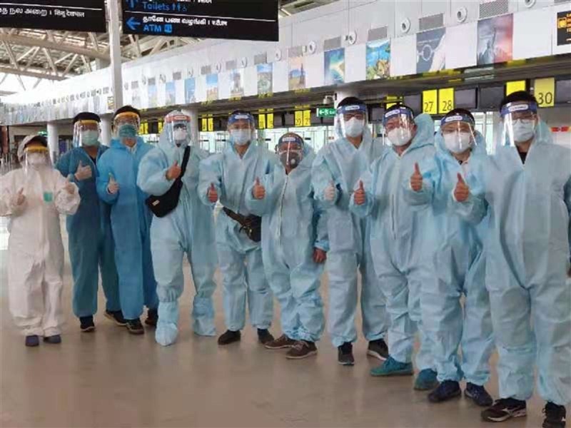 鴻海12日晚間證實,包下灣流專機把在印度廠區部分台籍幹部,直飛送回台灣。圖為部分鴻海印度廠區台籍幹部回台前全副武裝在印度清奈機場合影。(民眾提供)中央社記者鍾榮峯傳真 110年5月13日