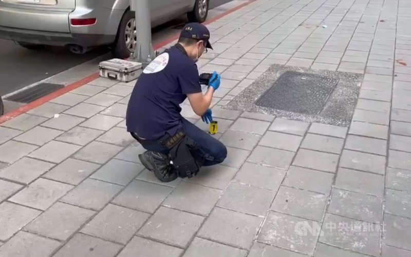 新北市中和區景平路人行道13日清晨疑有民眾聚集施放煙幕彈,警方據報抵達後,發現疑有8名民眾聚集但已離開,現場遺留一枚手槍彈殼,警方鑑識並帶回調查。(民眾提供)中央社記者黃旭昇新北傳真 110年5月13日