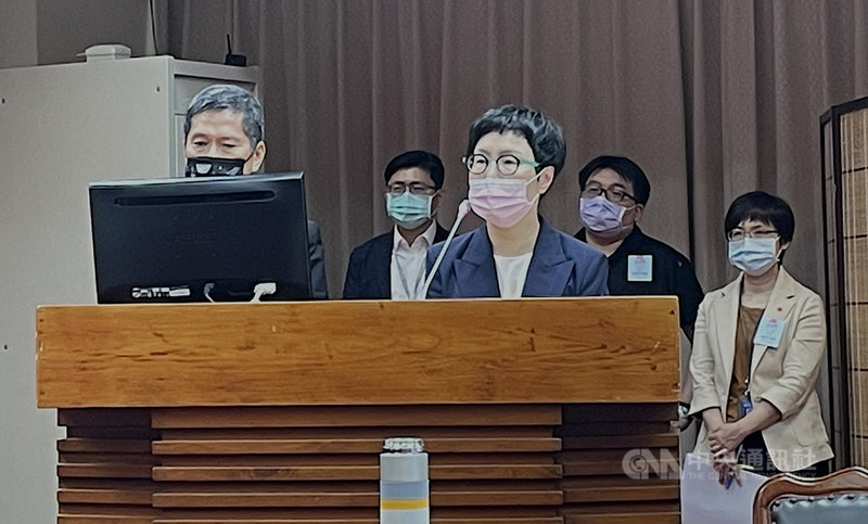 文化部長李永得(前左)與文策院董事長丁曉菁(前右)13日至立法院教育及文化委員會備詢,針對CCC數位平台營運管理等相關議題進行專題報告。中央社記者葉冠吟攝 110年5月13日