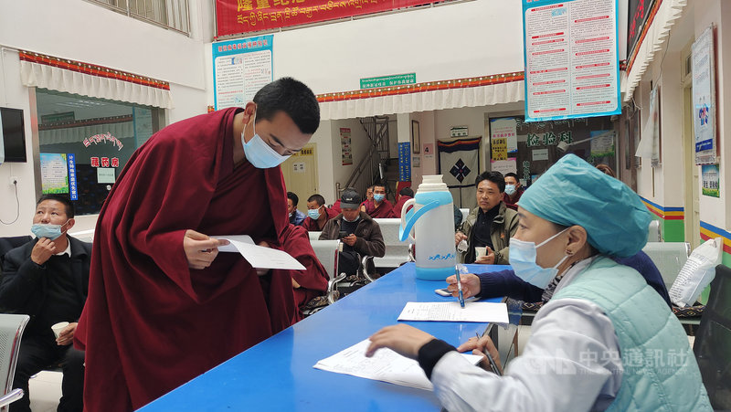 中國防疫專家鍾南山13日說,如果群體COVID-19疫苗接種越快,新增變種病毒株越少。圖為中國正加快施打疫苗,西藏大昭寺僧人今天集體接種。(中新社提供)中央社 110年5月13日