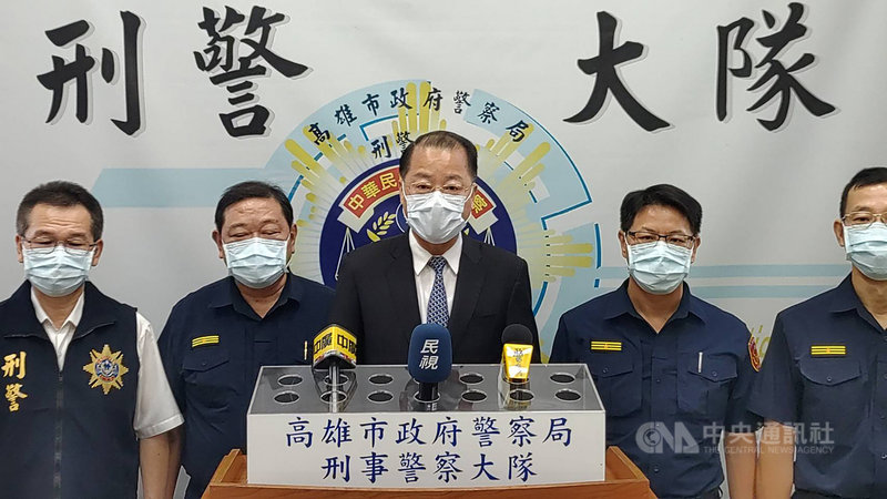高雄市政府警察局長黃明昭(中)13日上午召開破案記者會表示,連2天執行包括鹽埕、新興、旗山等3案治平目標,同時逮捕暴力犯罪組織成員25人,查扣鎮暴槍1支、各式刀械11把等贓證物。(高雄市刑事警察大隊提供)中央社記者洪學廣傳真 110年5月13日