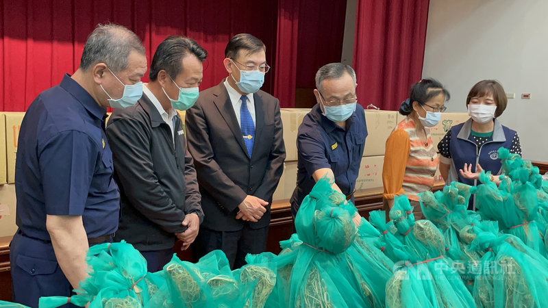 嘉義地檢署13日宣布破獲以葉姓男子為首的大麻栽種製造集團,查扣大麻植株及成品,並逮捕葉男等16人。警政署長陳家欽(右3)出席破案記者會,並向台灣高等檢察署檢察長邢泰釗(左3)說明大麻特性。左2為嘉義縣長翁章梁。中央社記者姜宜菁攝 110年5月13日