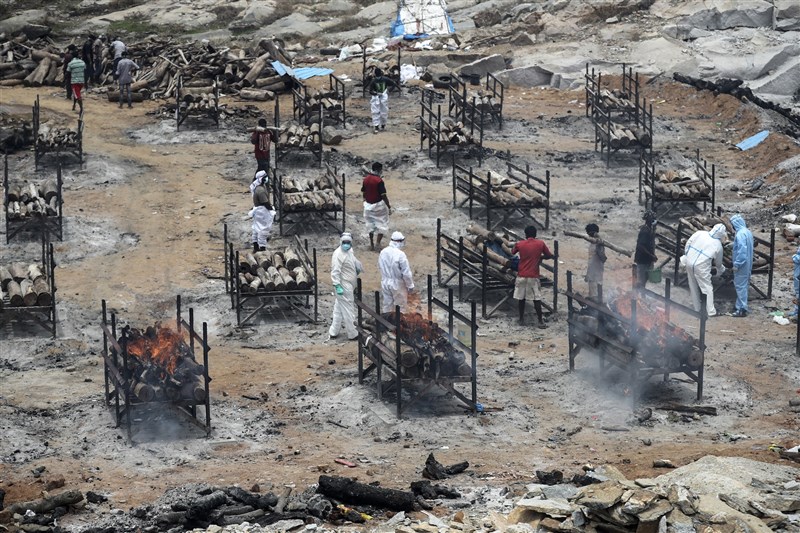 印度衛生部12日公布單日4205人病故創下最新紀錄,不治病例累計達25萬4197例。圖為一處露天火葬場。(美聯社)