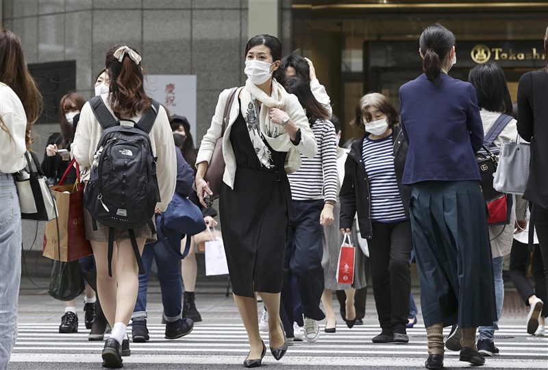 日本全境12日新增武漢肺炎確診7058例,北海道、福岡、愛知等多地新增病例創新高。圖為12日京都街頭。(共同社)