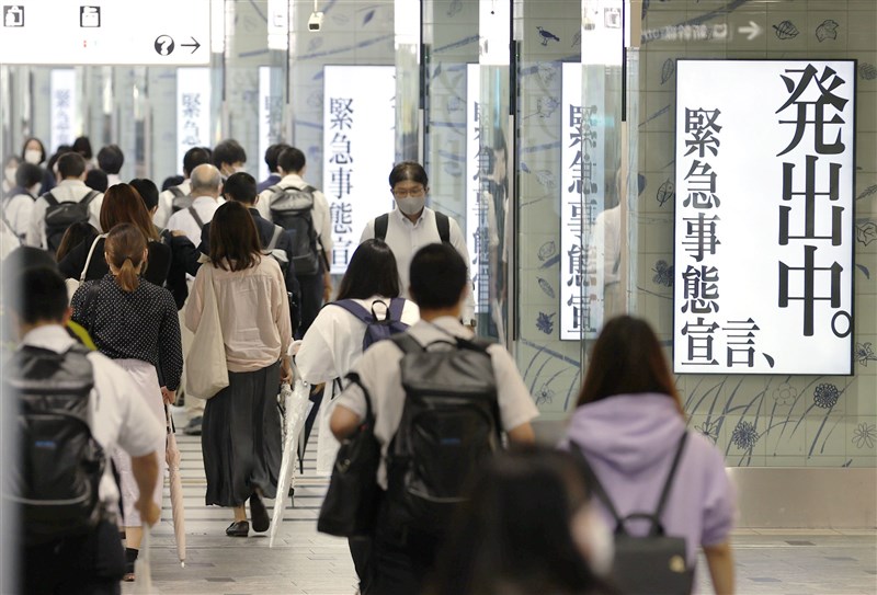 日本緊急事態宣言對象地區12日起納入愛知縣與福岡縣,對象地區擴大到6都府縣。圖為福岡市JR博多站內電子看板亮出緊急事態宣言發布訊息。(共同社)