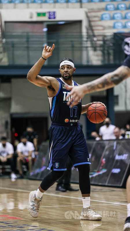 P. LEAGUE+ 聯盟台北富邦勇士隊洋將辛特力13日在總冠軍賽不但成為隊史首名完成大三元球員,延長賽還攻下9分,率隊以114比110扳倒福爾摩沙台新夢想家隊。(台北富邦勇士提供)中央社記者黃巧雯傳真 110年5月13日
