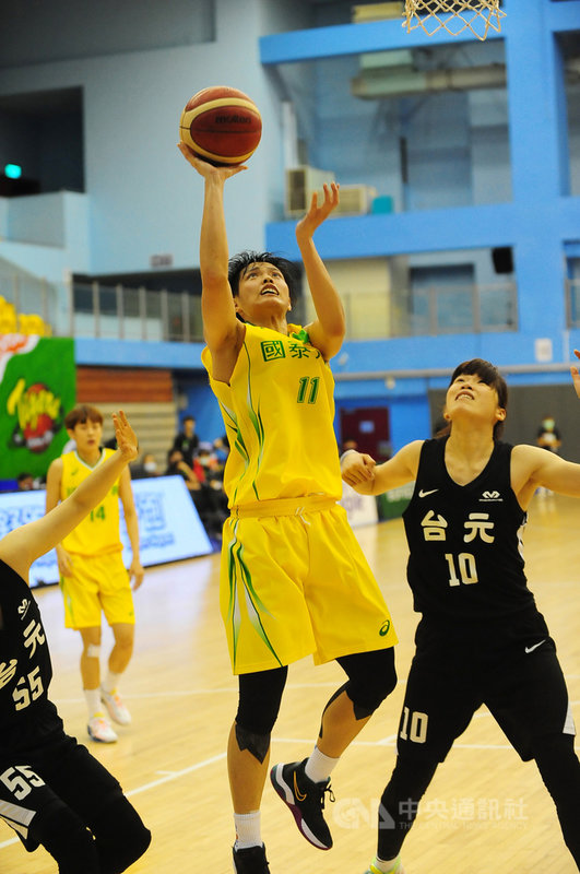 第16季女子超級籃球聯賽(WSBL)季後賽13日在台北體育館閉門舉行,壓軸登場的冠軍系列賽首戰由衛冕軍國泰出戰台元,國泰鄭伊秀(中)繳出18分、10籃板,助隊奪勝,距離隊史第15冠只差1勝。(中華民國籃球協會提供)中央社記者黃巧雯傳真 110年5月13日